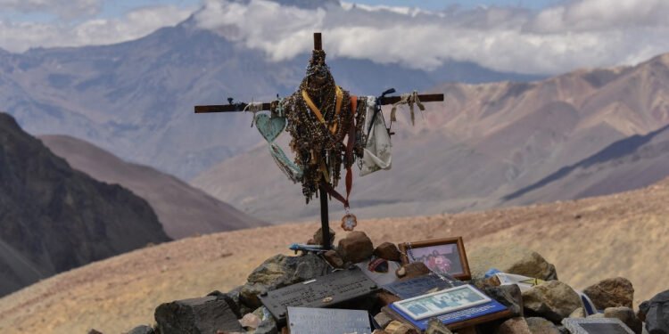 Na corrida ao Oscar, ‘A Sociedade da Neve’ dá voz aos mortos da tragédia nos Andes