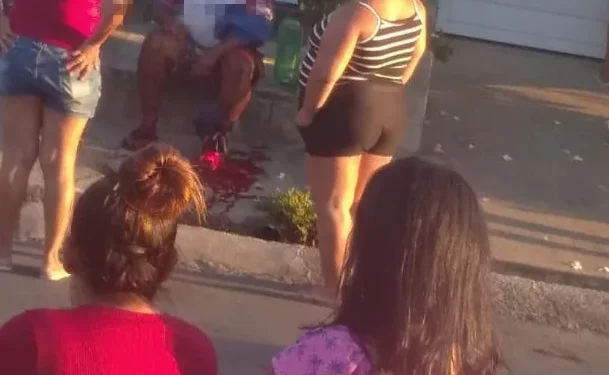 Homem é alvejado a tiros e sai correndo pelas ruas para fugir de criminosos Homem é alvejado a tiros e sai correndo pelas ruas para fugir de criminosos