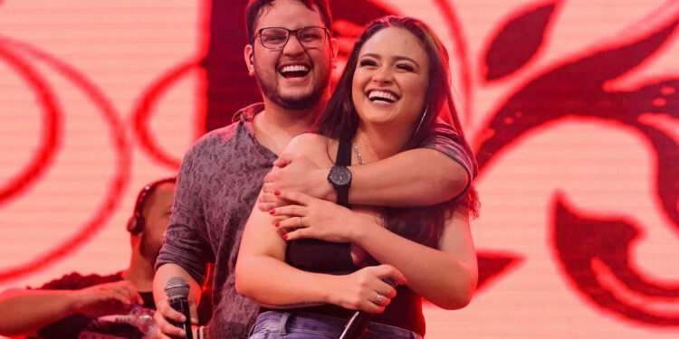 Cantora sertaneja Luiza Martins emociona fãs ao prestar homenagem ao parceiro morto há dois anos; confira