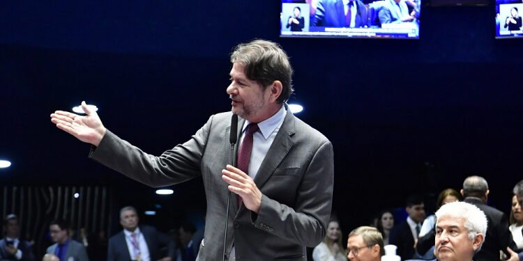 Senador Cid Gomes se filiará ao PSB após briga com irmão Ciro
