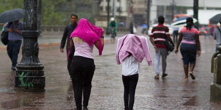 Regiões do Brasil devem sofrer com mudanças no tempo neste Natal; SP alerta para temporais