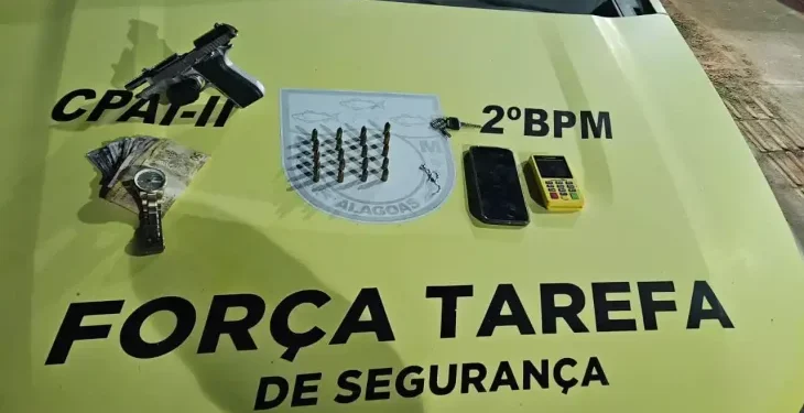 Homem é preso com arma e munições durante abordagem