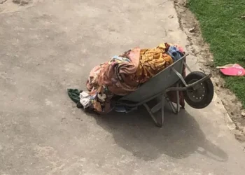 Esposa de segurança morto e homens flagrados empurrando carro de mão são ouvidos no Cisp