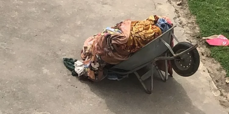 Polícia é acionada após corpo ser encontrado enrolado em lençol em carro de mão