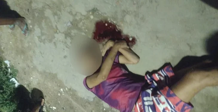 Mulher é executada a tiros por traficantes em via pública Mulher é executada a tiros por traficantes em via pública