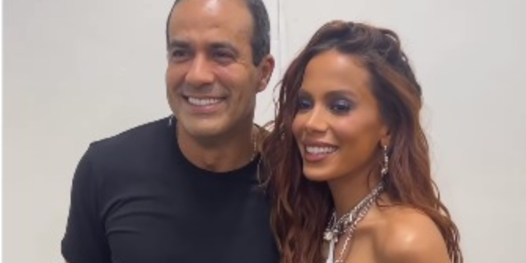Após levar ‘cantada’ de Anitta no carnaval, prefeito de Salvador encontra cantora no Festival Virada
