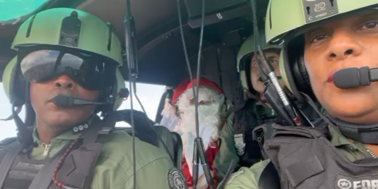 Papai Noel chega de helicóptero da PM e entrega presentes em ação social na Bahia