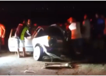 Motorista de carro é resgatado com metade do corpo para fora do veículo após batida com caminhão Motorista de carro é resgatado com metade do corpo para fora do veículo após batida com caminhão