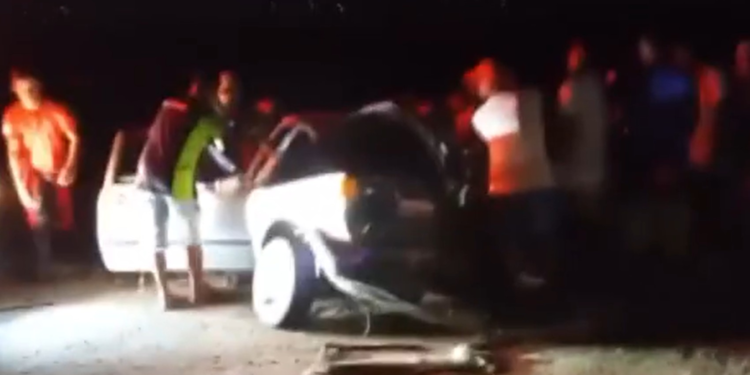 Motorista de carro é resgatado com metade do corpo para fora do veículo após batida com caminhão