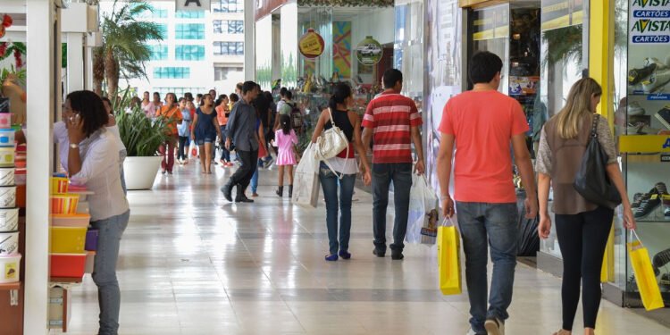 Mais de 15 milhões de consumidores devem ir às compras de Natal na última hora, aponta CNDL Mais de 15 milhões de consumidores devem ir às compras de Natal na última hora, aponta CNDL