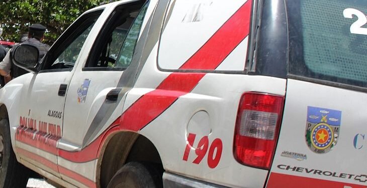 Suspeito troca tiros com a PM e é preso com drogas ﻿e arma de fogo, em Arapiraca