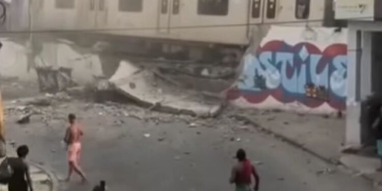 Trem descarrila e derruba muro da estação São Francisco Xavier no Rio de Janeiro; veja vídeo Trem descarrila e derruba muro da estação São Francisco Xavier no Rio de Janeiro; veja vídeo