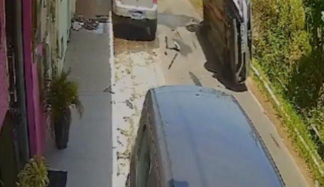 Idoso de 79 anos morre após perder controle de carro e veículo capotar na Bahia; VÍDEO