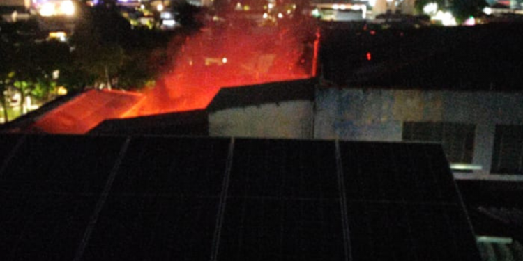 Incêndio atinge fábrica de tecidos na Zona Leste de SP