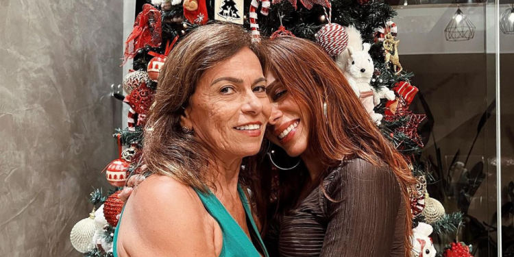 Anitta anima ceia de Natal ao som de funk, sertanejo e forró