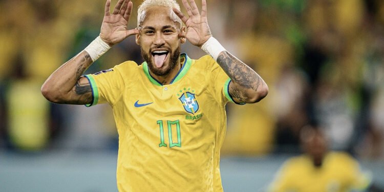 Neymar embarca de muleta para o próprio cruzeiro e chama a atenção por roupa extravagante