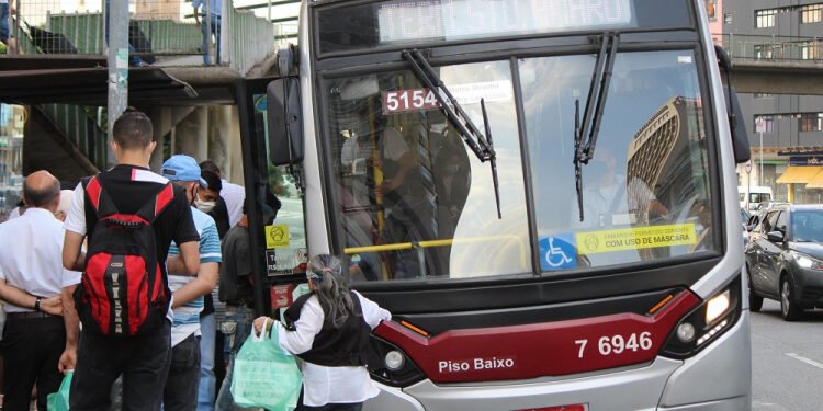Mulher é atropelada por ônibus em São Paulo