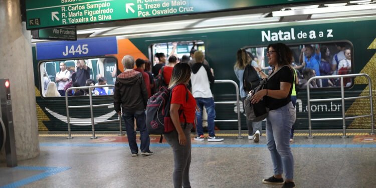 Metrô de São Paulo monta operação especial para a festa da virada na Avenida Paulista; veja como vai funcionar