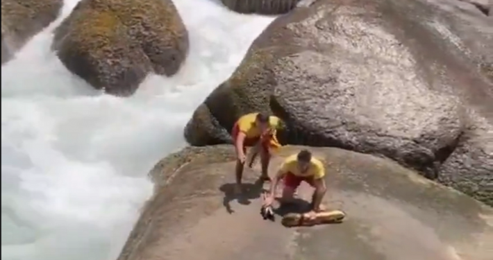 Turistas arrastados por correnteza são resgatados em Ubatuba, no Litoral Norte de SP; assista