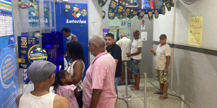 Baianos amanhecem em fila de lotérica em Salvador para apostar na Mega da Virada Baianos amanhecem em fila de lotérica em Salvador para apostar na Mega da Virada