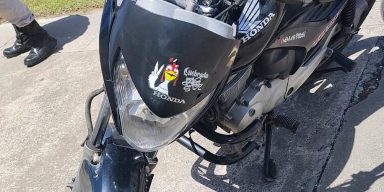 Moto roubada é recuperada após dupla ser detida no bairro de Jatiúca Moto roubada é recuperada após dupla ser detida no bairro de Jatiúca