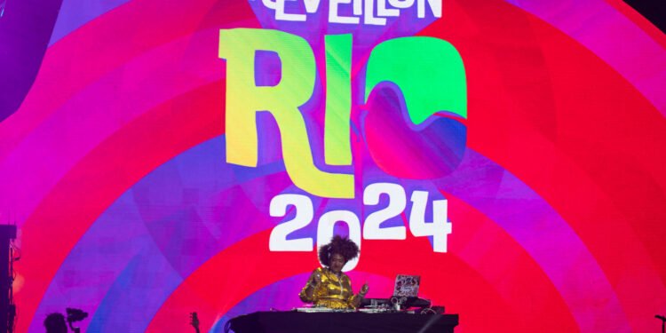 Praia de Copacabana recebe milhares de pessoas para celebrar virada do ano