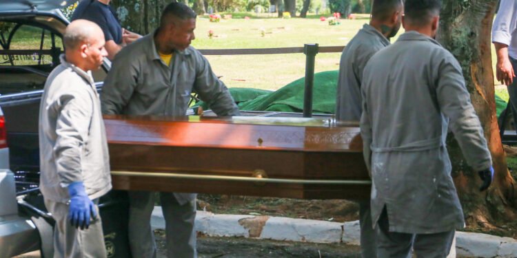 Corpo de PC Siqueira é enterrado em Guarulhos em cerimônia para familiares e amigos