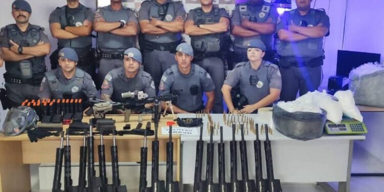 Polícia apreende 18 fuzis dentro de carro blindado em Paraisópolis, na zona sul de SP