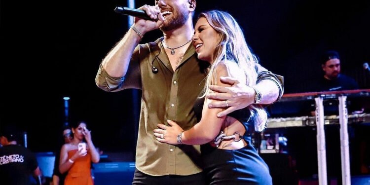 Zé Neto é recebido com festa em aeroporto no interior de São Paulo após acidente: ‘Nasci de novo