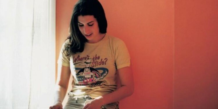 Pai de Amy Winehouse processa amigas por lucro com venda de bens pessoais da cantora Pai de Amy Winehouse processa amigas por lucro com venda de bens pessoais da cantora