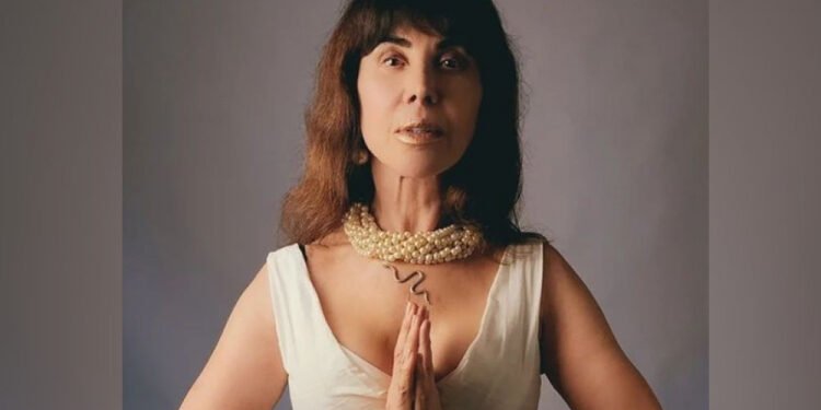 Claudia Alencar passa por cirurgia e segue internada em estado grave Claudia Alencar passa por cirurgia e segue internada em estado grave