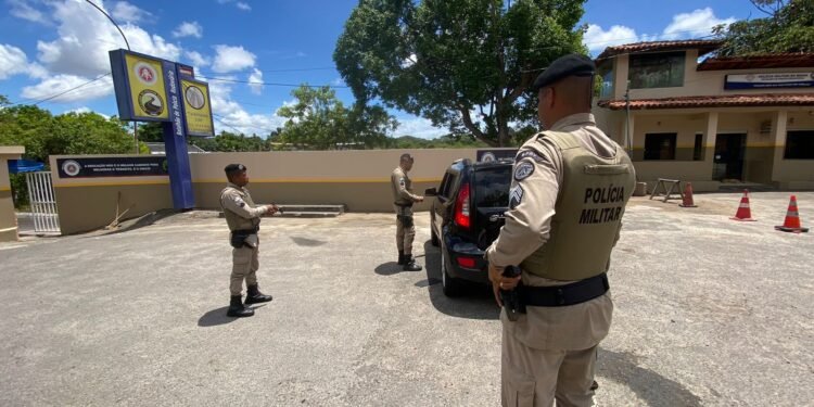 Homem é preso após agredir a mãe no interior da BA; suspeito descumpriu medida protetiva que determinava afastamento