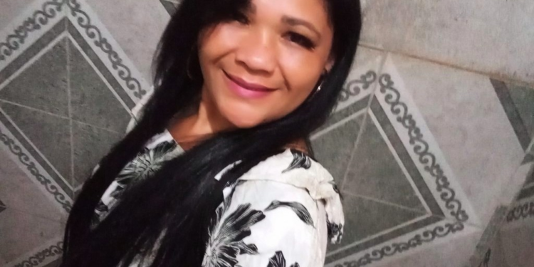 Mulher é morta a facadas após discussão com o marido em bar do norte da Bahia; suspeito foi preso Mulher é morta a facadas após discussão com o marido em bar do norte da Bahia; suspeito foi preso