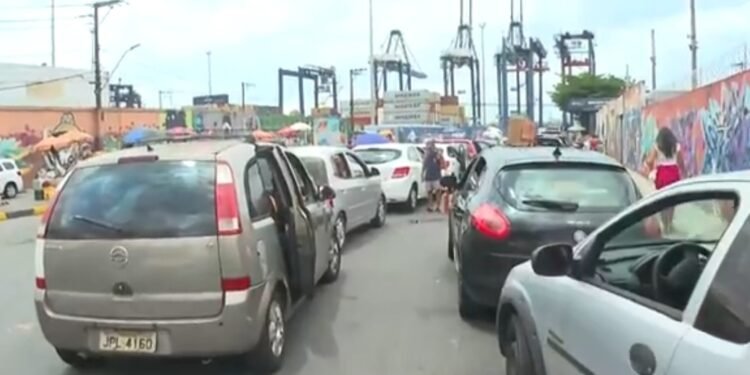 Por causa do Réveillon, motoristas aguardam cerca de quatro horas em fila de embarque no sistema ferry-boat