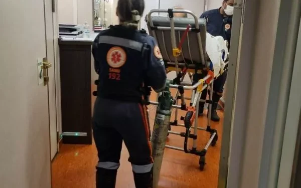 Condutor perde o controle do carro, invade calçada e atropela três pessoas