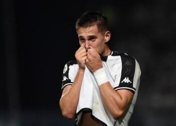 Estrella passa por procedimento e desfalca o Vasco por três meses