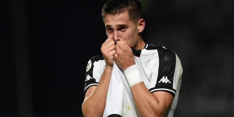 Estrella passa por procedimento e desfalca o Vasco por três meses