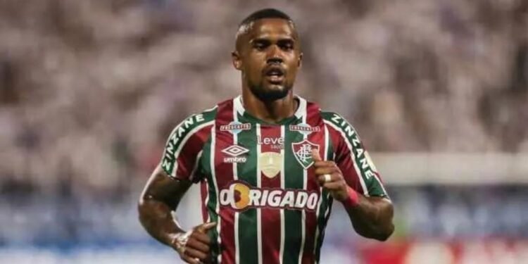 Criticado pela torcida, Douglas Costa encaminha rescisão de contrato com o Flu