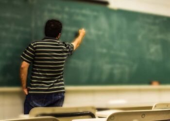 Professores de nove municípios de Sergipe denunciam falta de pagamento de salários