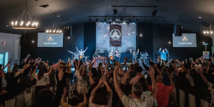 Igreja paga quase US$ 8 milhões em dívida médica da comunidade: ‘Doar é uma alegria’