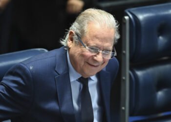 Após decisão do STF, Dirceu retoma direitos políticos e volta a ser considerado ficha limpa Após decisão do STF, Dirceu retoma direitos políticos e volta a ser considerado ficha limpa