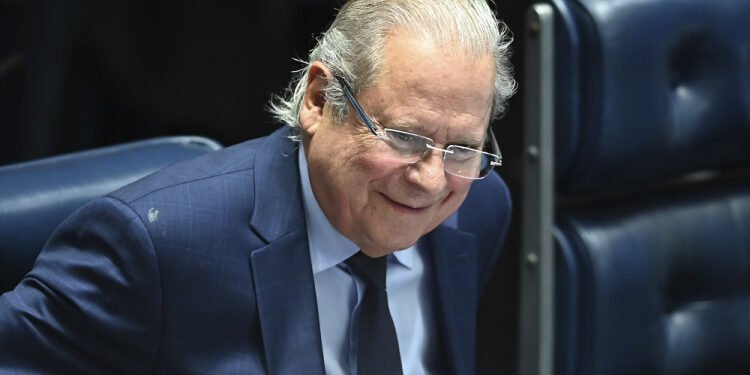 Após decisão do STF, Dirceu retoma direitos políticos e volta a ser considerado ficha limpa Após decisão do STF, Dirceu retoma direitos políticos e volta a ser considerado ficha limpa