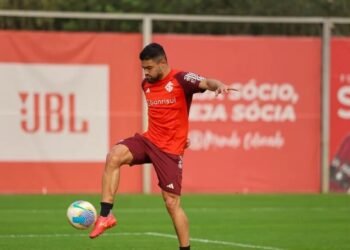 Bruno Tabata treina com elenco e poderá reforçar o Internacional no duelo contra o Vitória