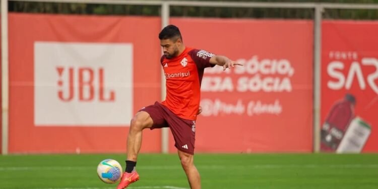 Bruno Tabata treina com elenco e poderá reforçar o Internacional no duelo contra o Vitória