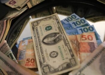 Dólar sobe a R$ 5,72 após ameaças tarifárias de Trump e ata do Fed