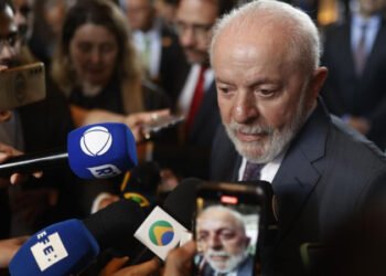 Lula descarta retaliação a tarifa dos EUA e aposta em via diplomática Lula descarta retaliação a tarifa dos EUA e aposta em via diplomática