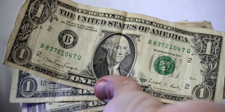 Dólar encerra dia a R$ 5,94, abaixo de R$ 6 pela primeira vez em mais de um mês