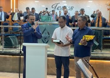 Mário Galinho participa de culto de gratidão após vitória nas eleições municipais em Paulo Afonso