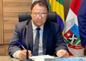 Valmir Rocha fala em ‘Aconchavos’ Entre Câmara e Prefeitura Durante Posse Solene