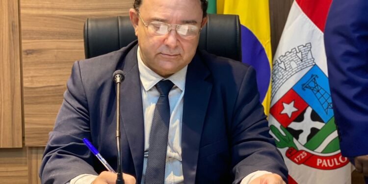 Valmir Rocha fala em ‘Aconchavos’ Entre Câmara e Prefeitura Durante Posse Solene